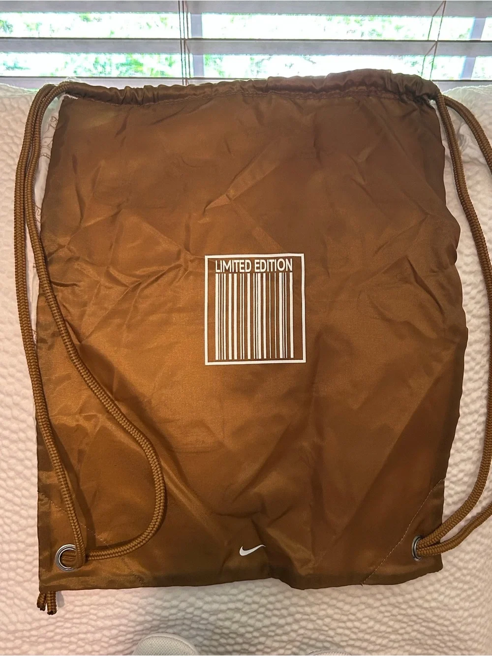 Nike Men's Low Top Sneakers in White & Brown with Drawstring Bag
